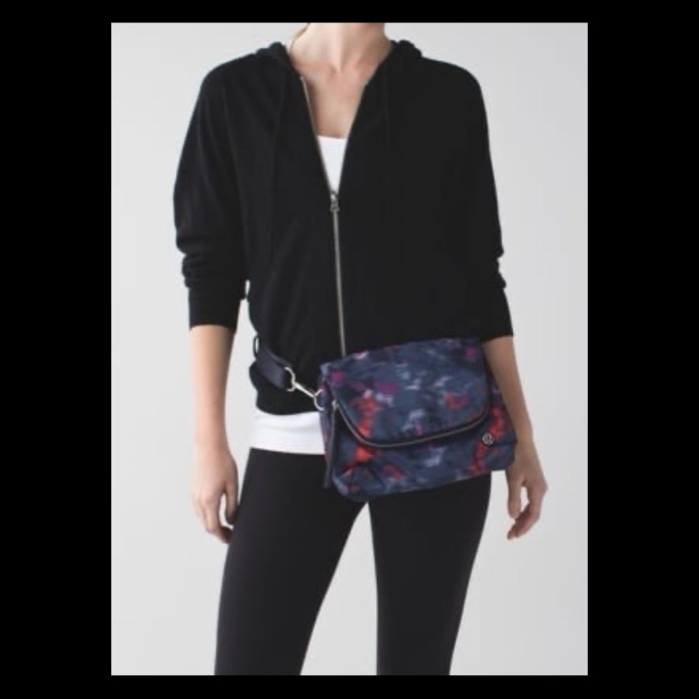 Lululemon Party Om Bag Simple Blooms Regal Plum Multi / Naval Blue